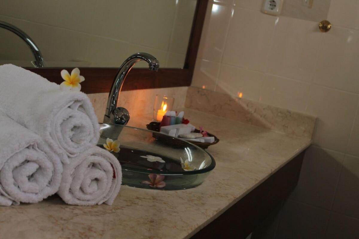Lombok Beach Hotel Montongbuwoh Esterno foto